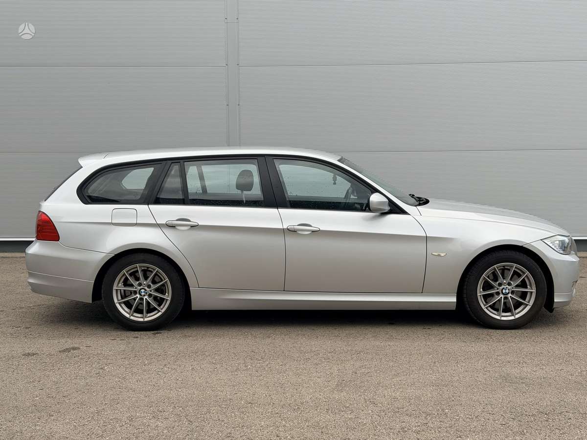 BMW 318 2010 — photo 9