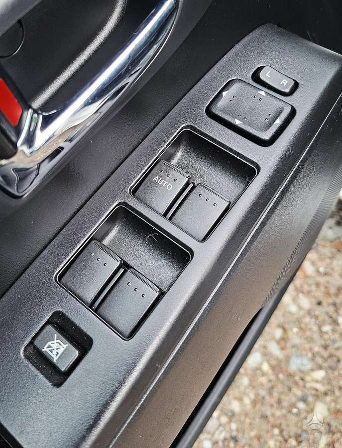 Mazda 5 2012 — photo 18
