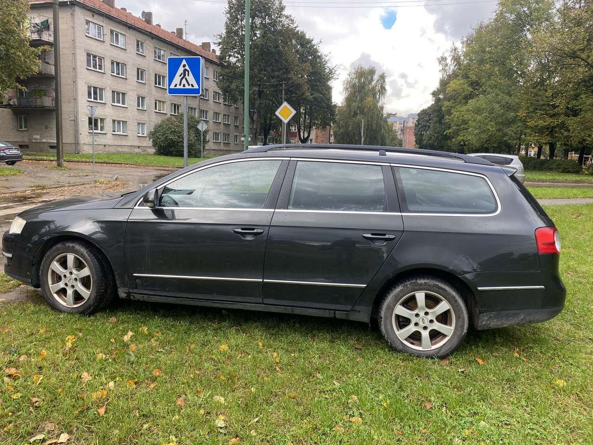 Volkswagen Passat 2006 — rear view
