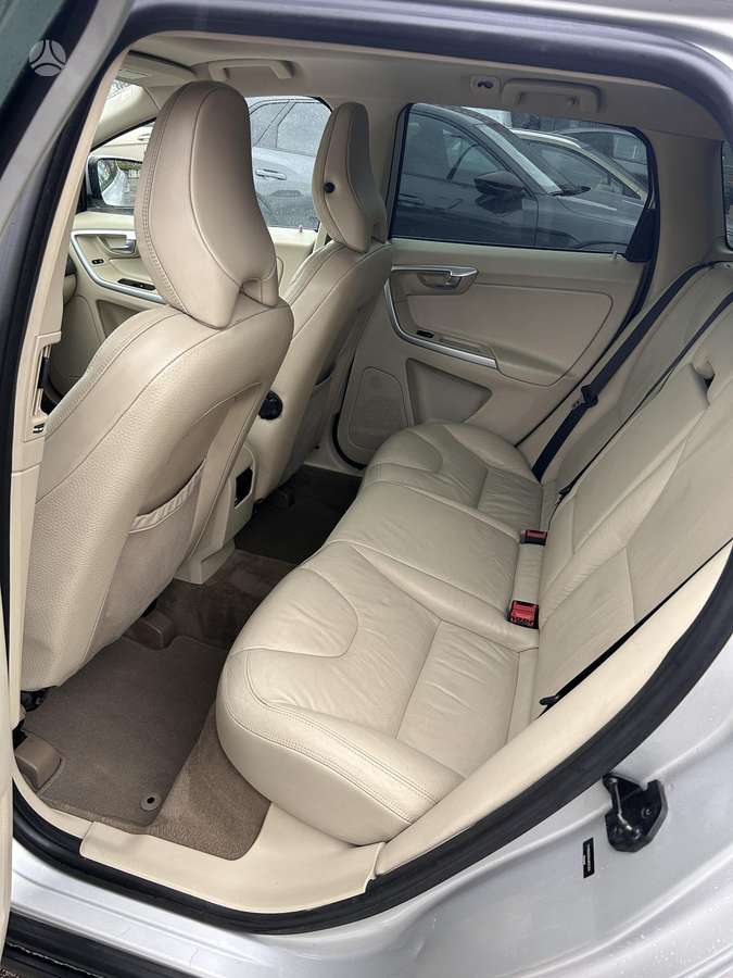 Volvo XC60 2010 — photo 10