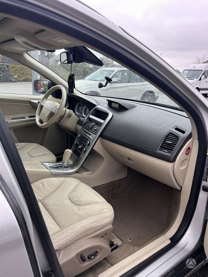Volvo XC60 2010 — photo 11