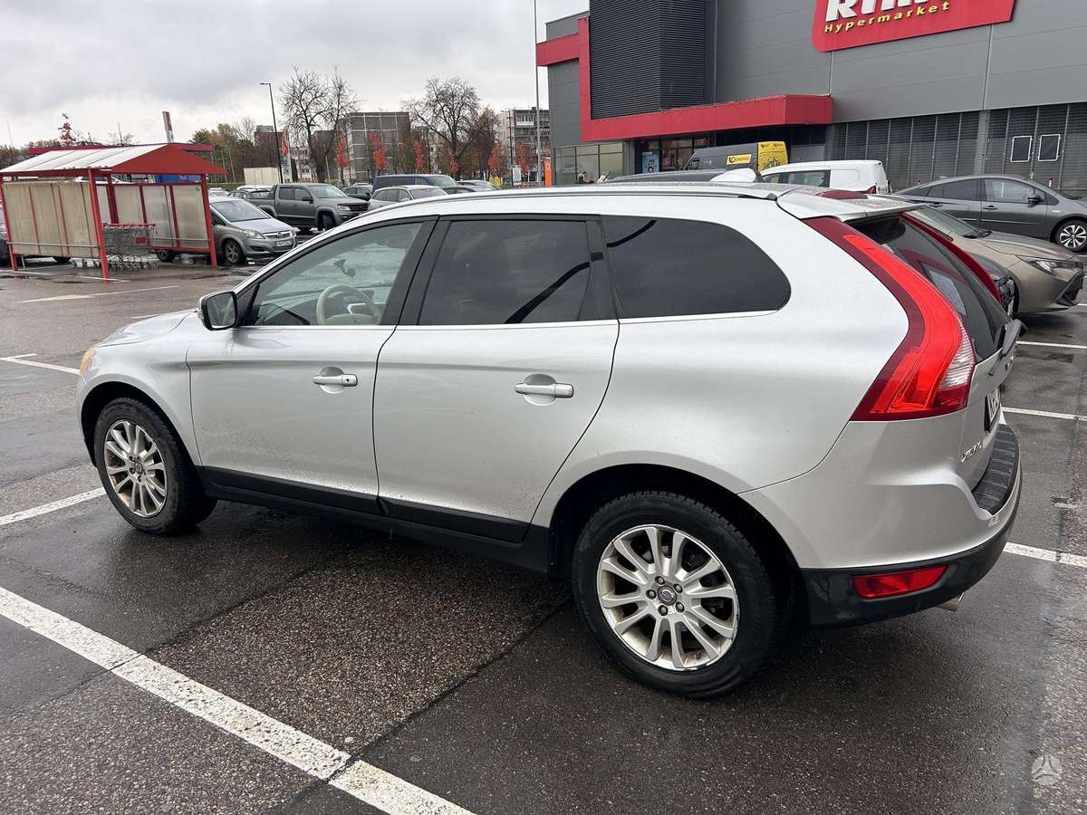 Volvo XC60 2010 — interior