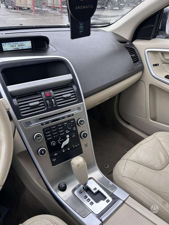 Volvo XC60 2010 — photo 7