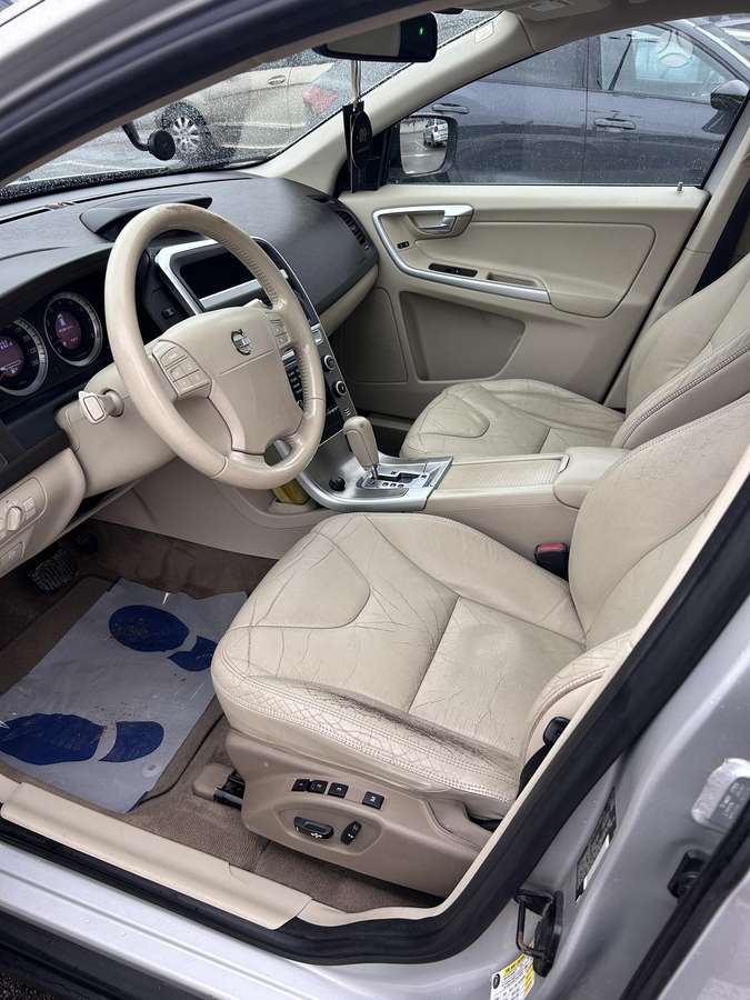 Volvo XC60 2010 — photo 8