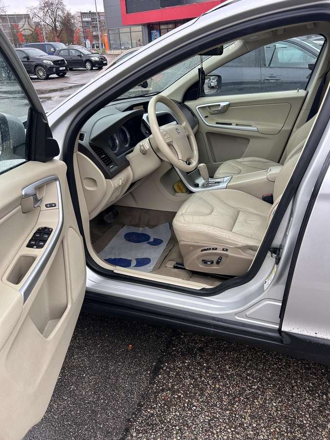 Volvo XC60 2010 — photo 9