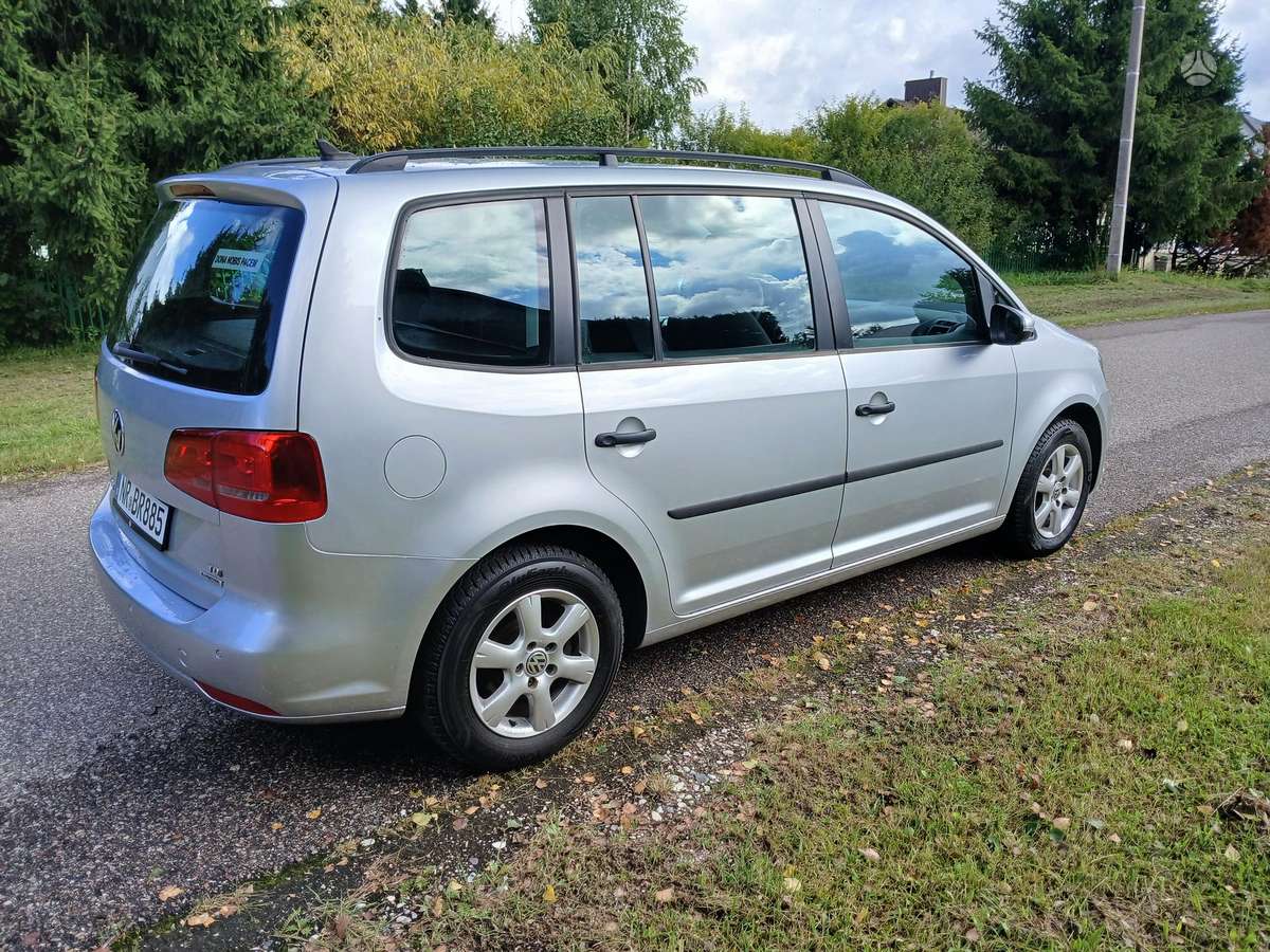 Volkswagen Touran 2014 — interior