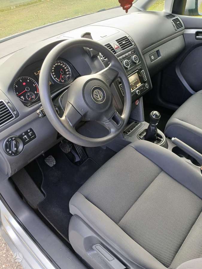 Volkswagen Touran 2014 — engine 1598 cm³, 105 HP (77kW)