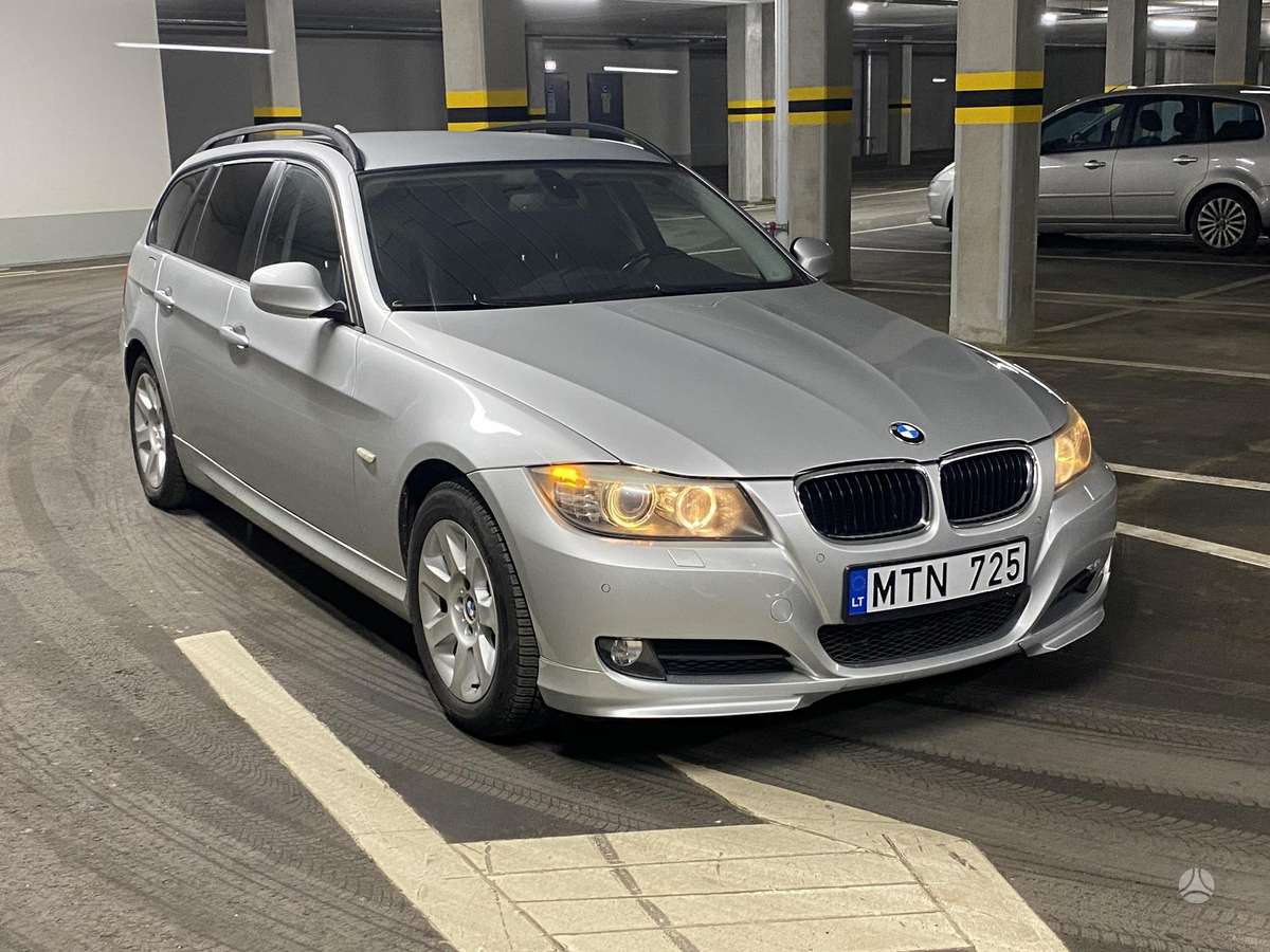 BMW 320 2009 — rear view