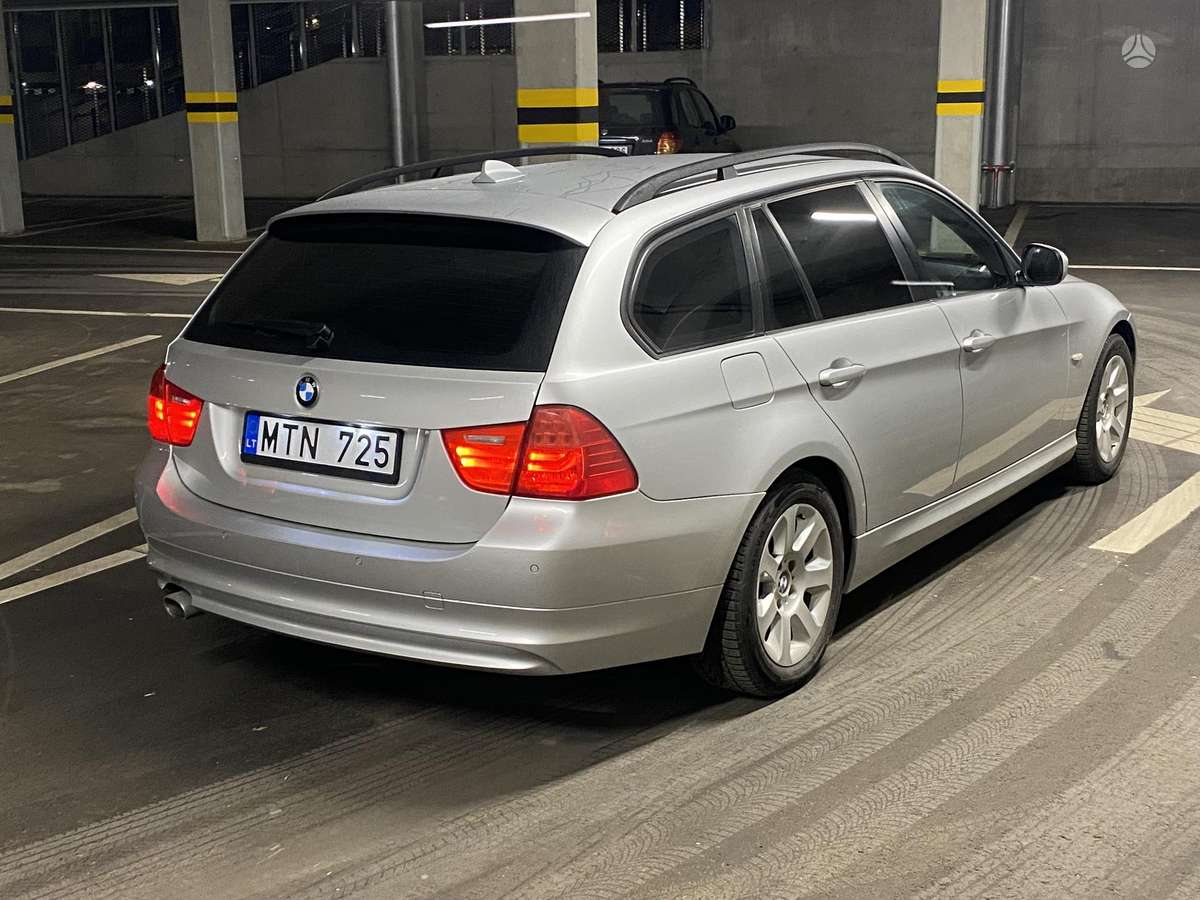 BMW 320 2009 — interior