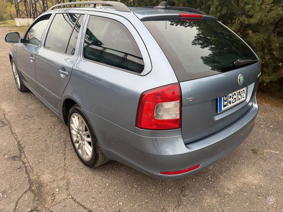 Skoda Octavia 2009 — rear view