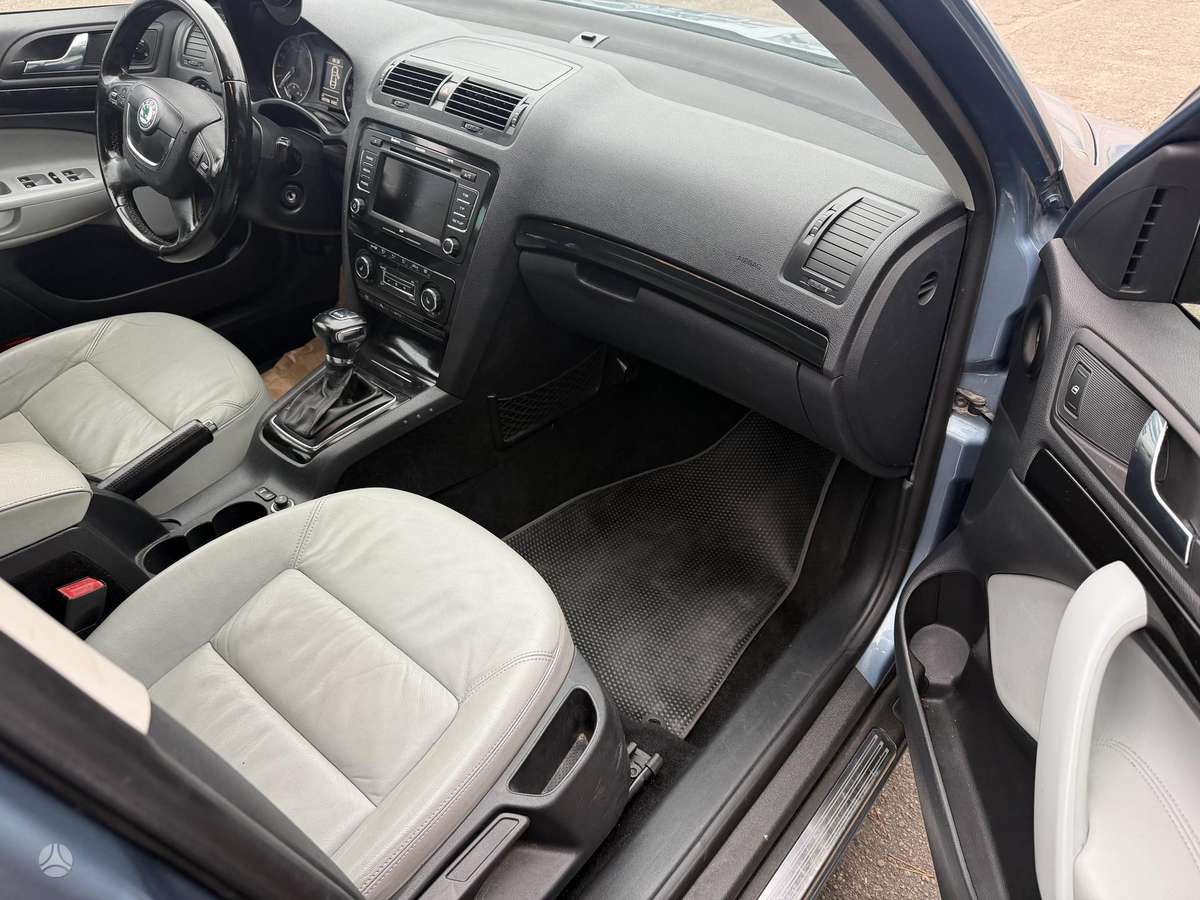 Skoda Octavia 2009 — interior