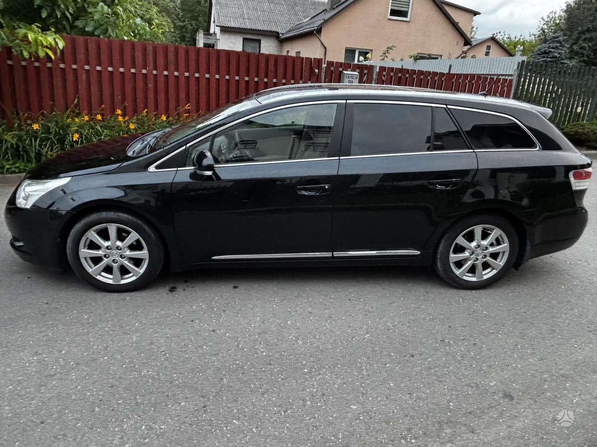 Toyota Avensis 2010 — rear view