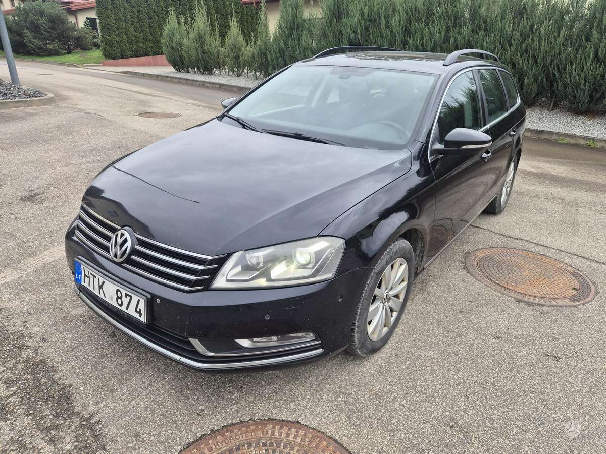 Volkswagen Passat 2012 — rear view