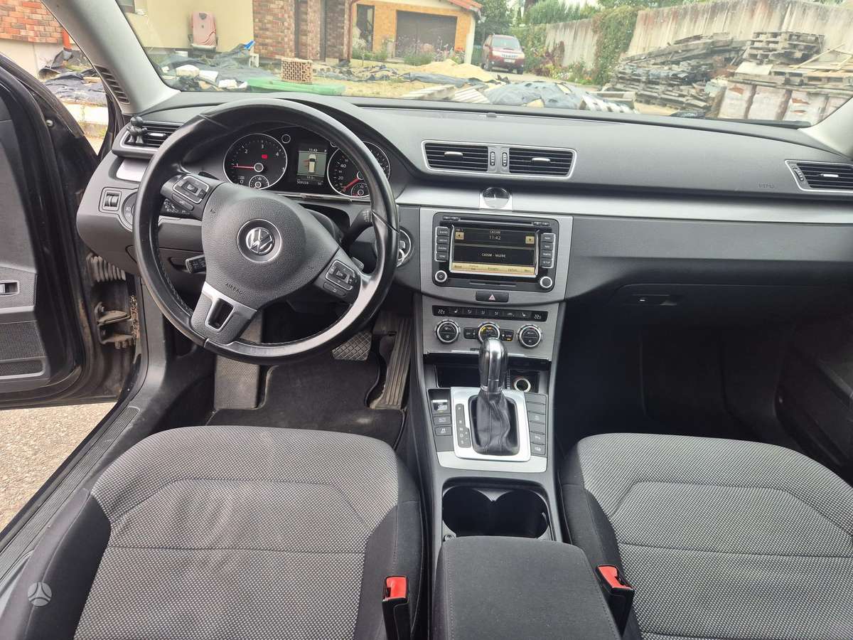 Volkswagen Passat 2012 — interior