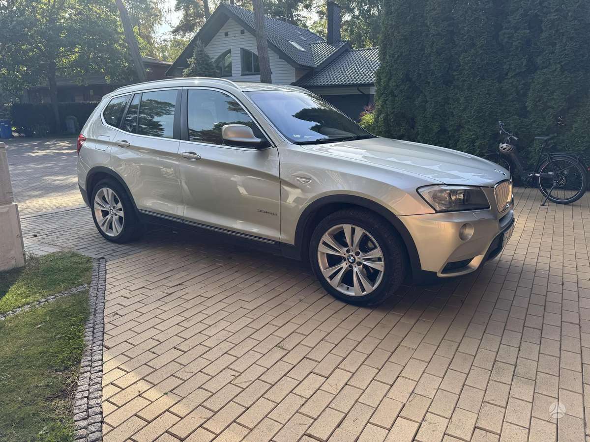 BMW X3 2011 — rear view