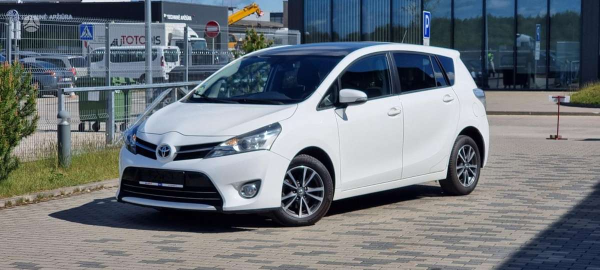 Toyota Verso 2014 — вигляд ззаду