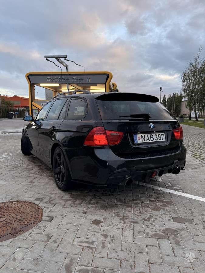 BMW 330 2006 — вигляд ззаду