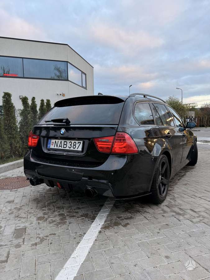 BMW 330 2006 — салон