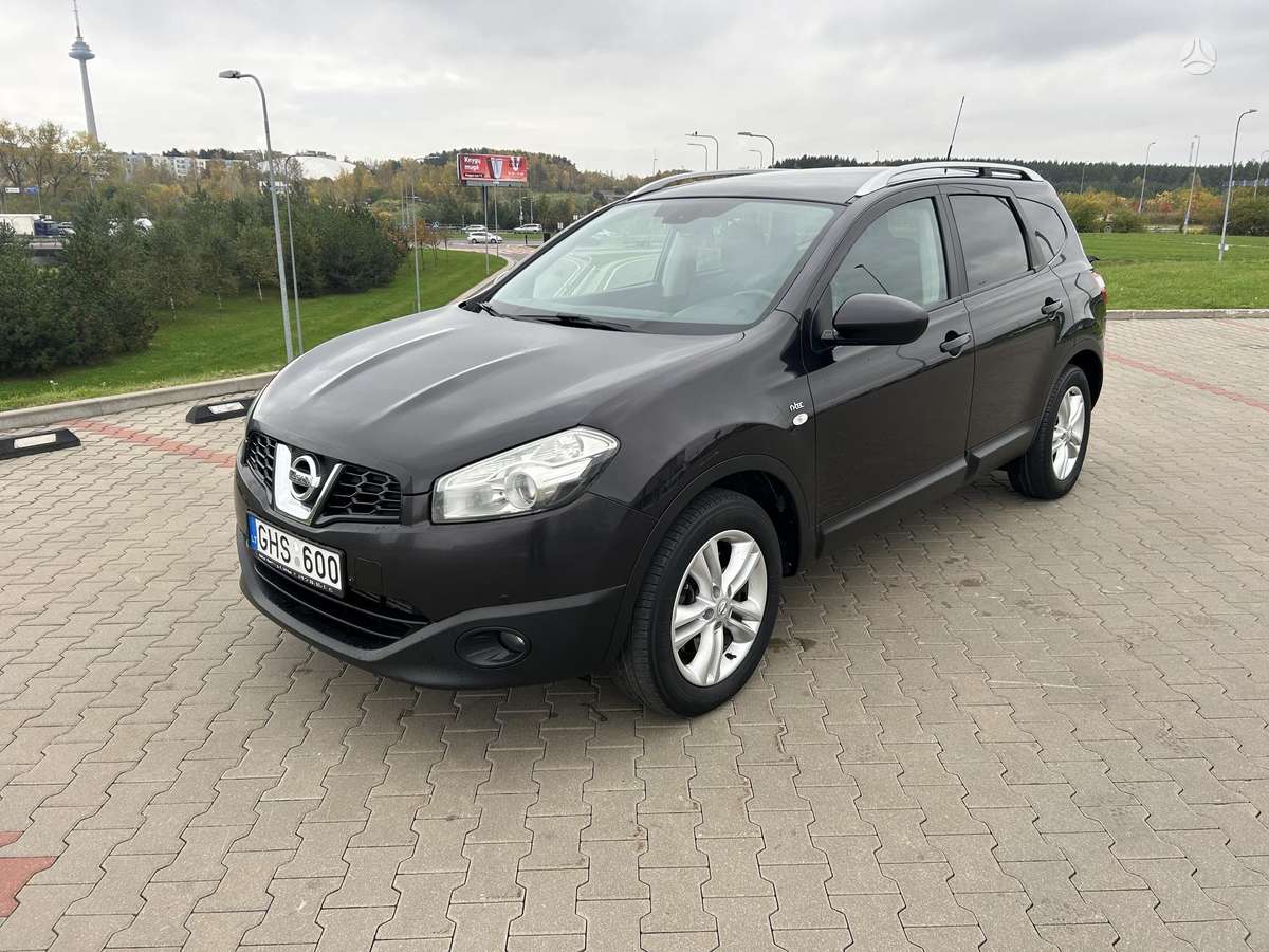 Nissan Qashqai+2 2010 — rear view