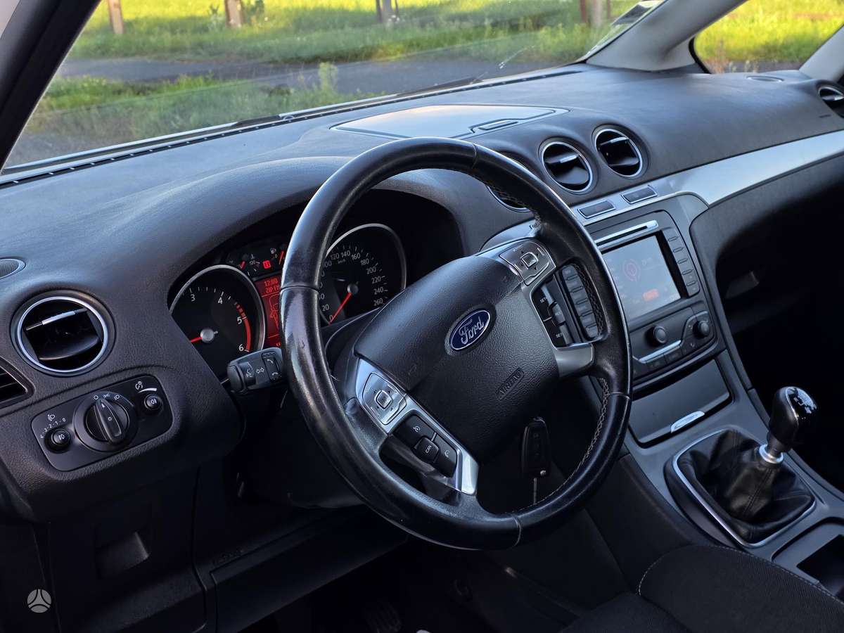 Ford S-MAX 2014 — photo 17