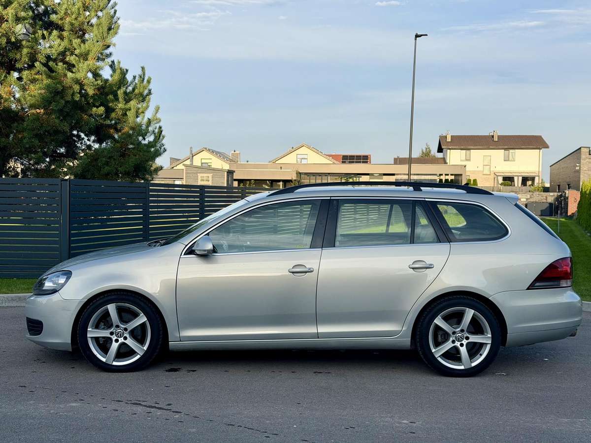 Volkswagen Golf 2010 — rear view