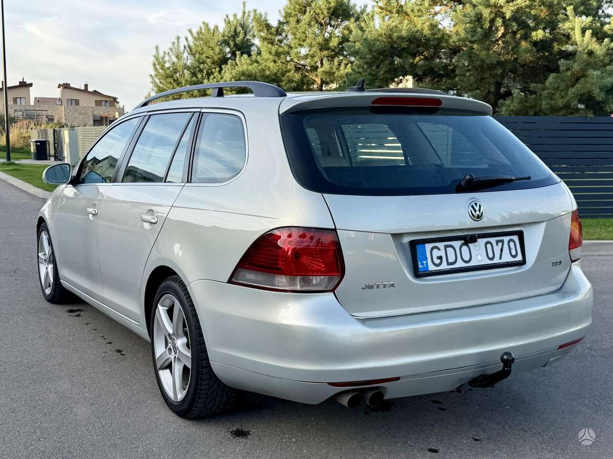 Volkswagen Golf 2010 — interior