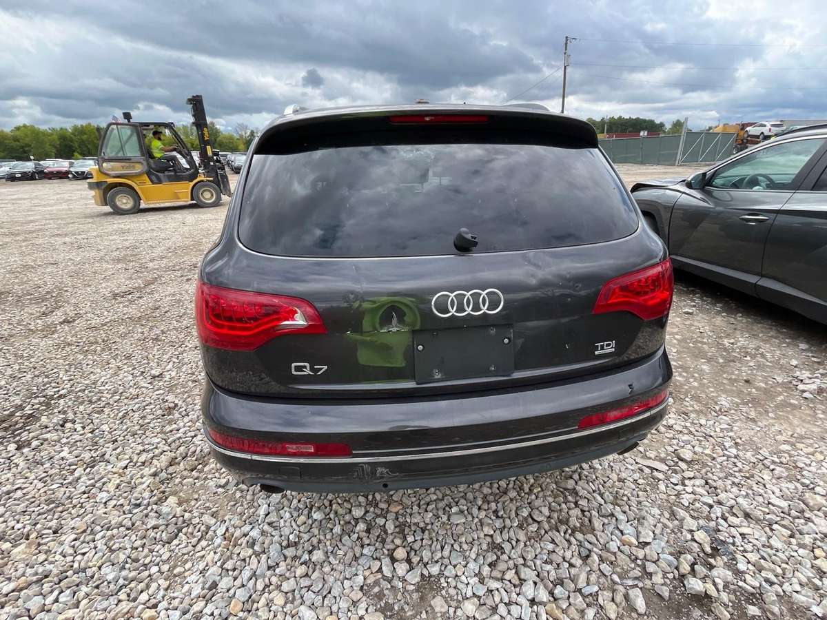 Audi Q7 2012 — rear view