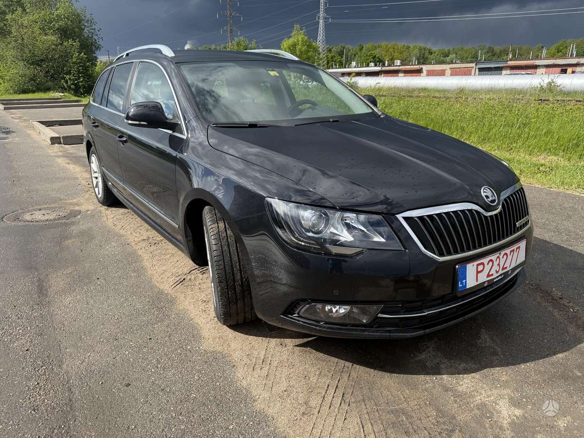 Skoda Superb 2015 — rear view