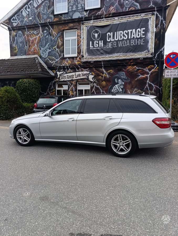 Mercedes-Benz E220 2011 — rear view