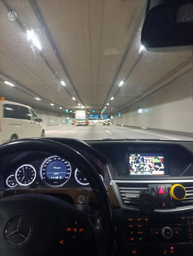 Mercedes-Benz E220 2011 — photo 6