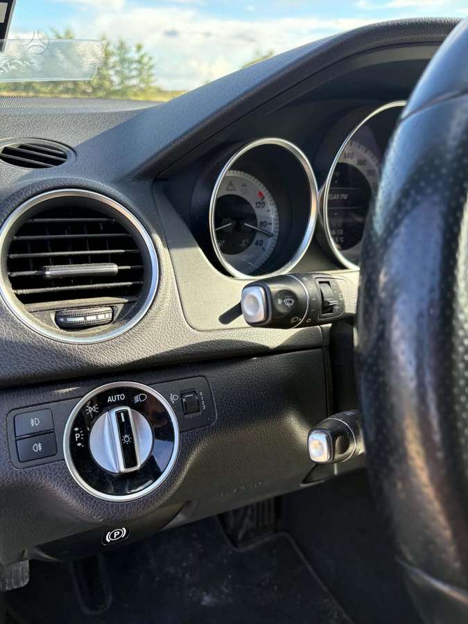 Mercedes-Benz C220 2012 — photo 11