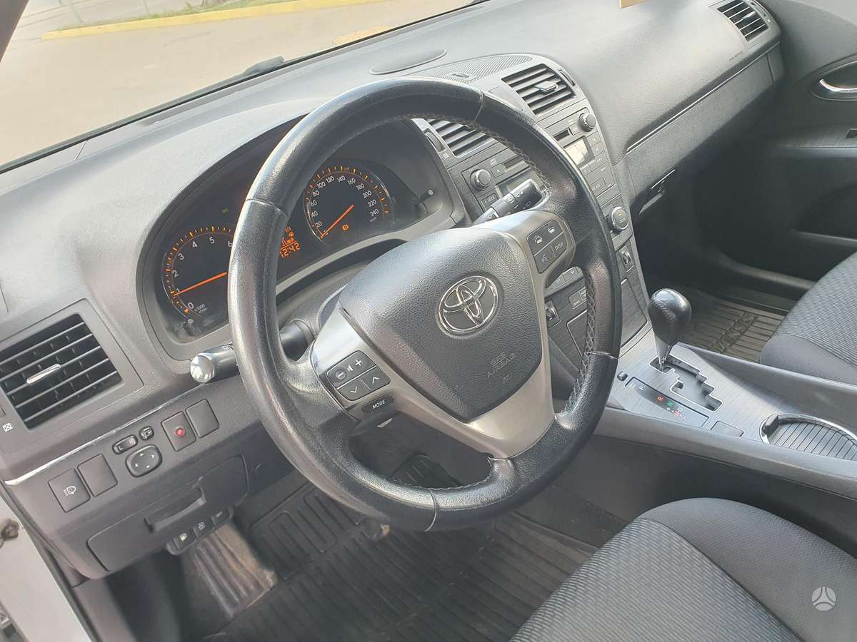 Toyota Avensis 2010 — photo 11