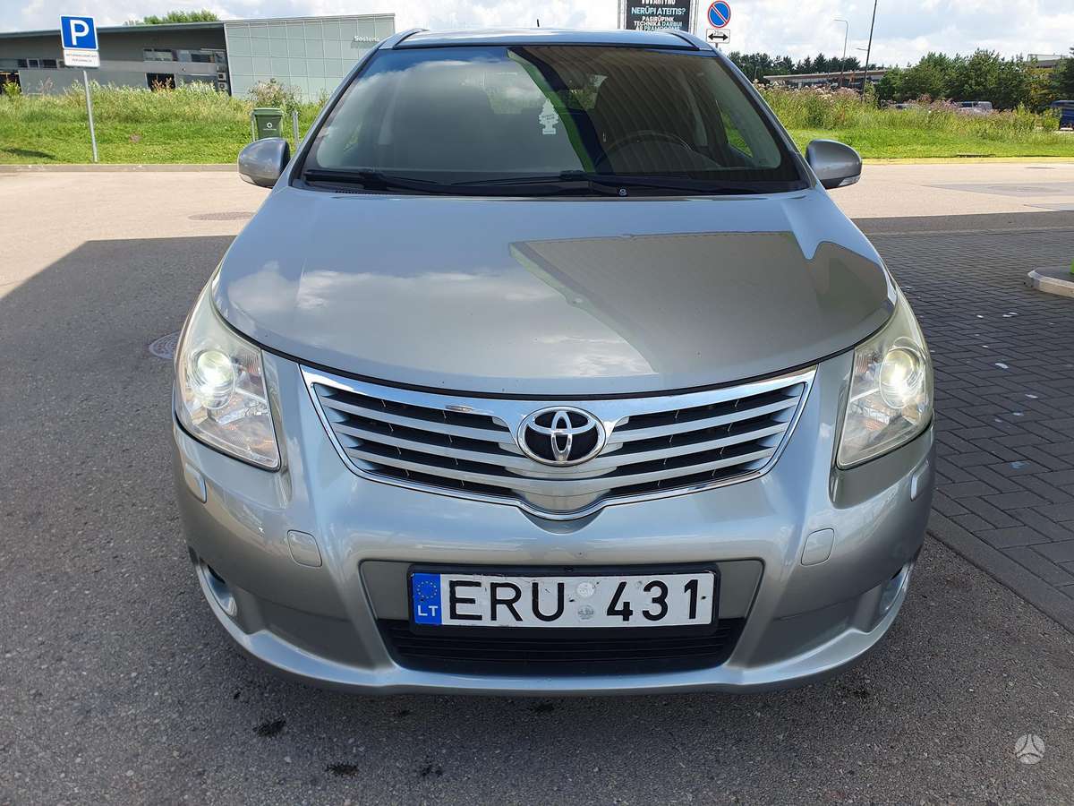 Toyota Avensis 2010 — rear view