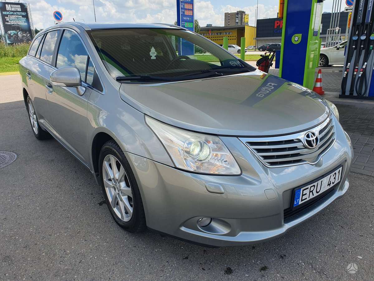 Toyota Avensis 2010 — interior
