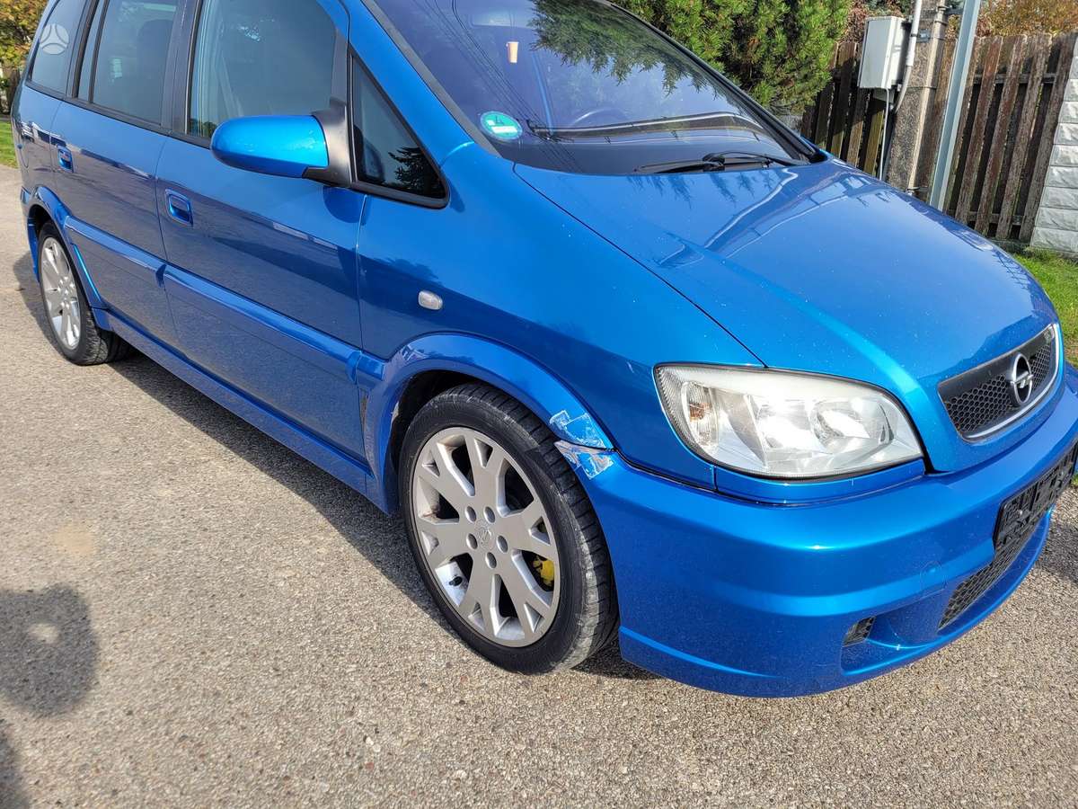 Opel Zafira 2005 — rear view