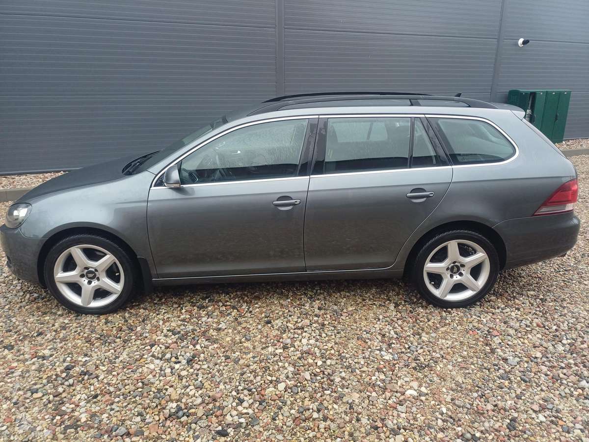 Volkswagen Golf 2010 — салон