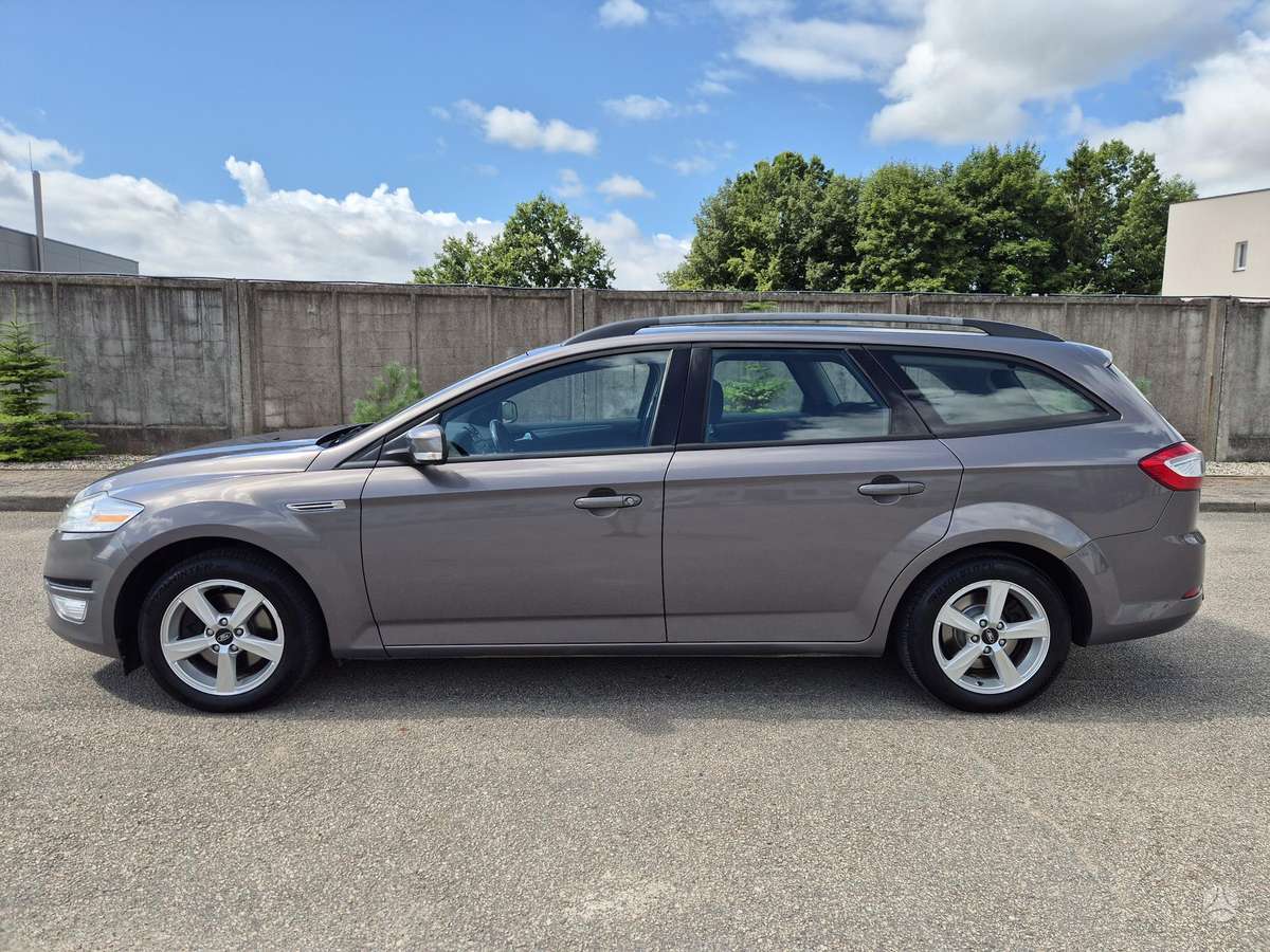 Ford Mondeo 2011 — rear view