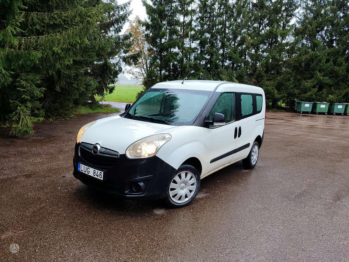 Opel Combo 2012 — вигляд ззаду