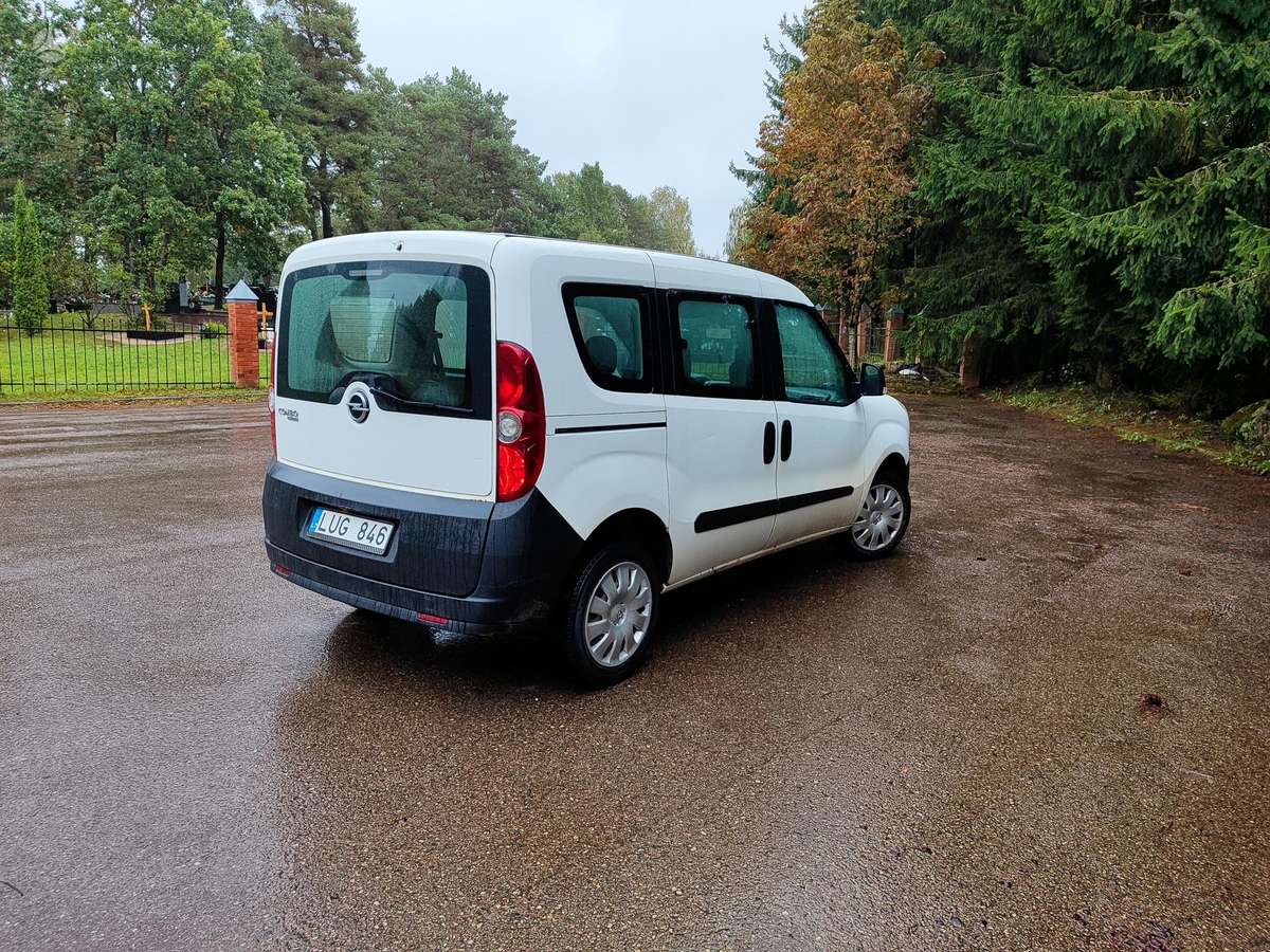 Opel Combo 2012 — салон