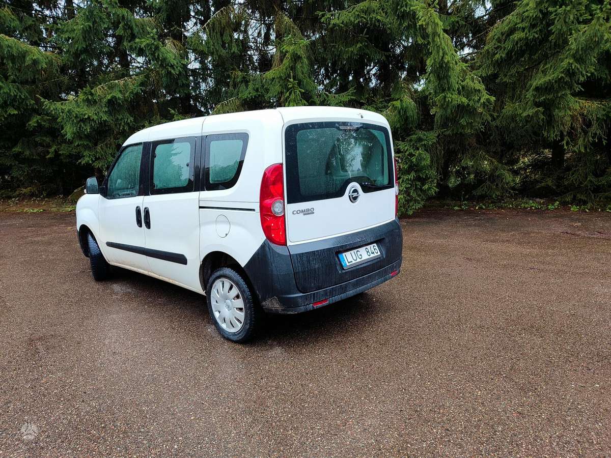 Opel Combo 2012 — двигун 1368 cm³, 95 HP (70kW)