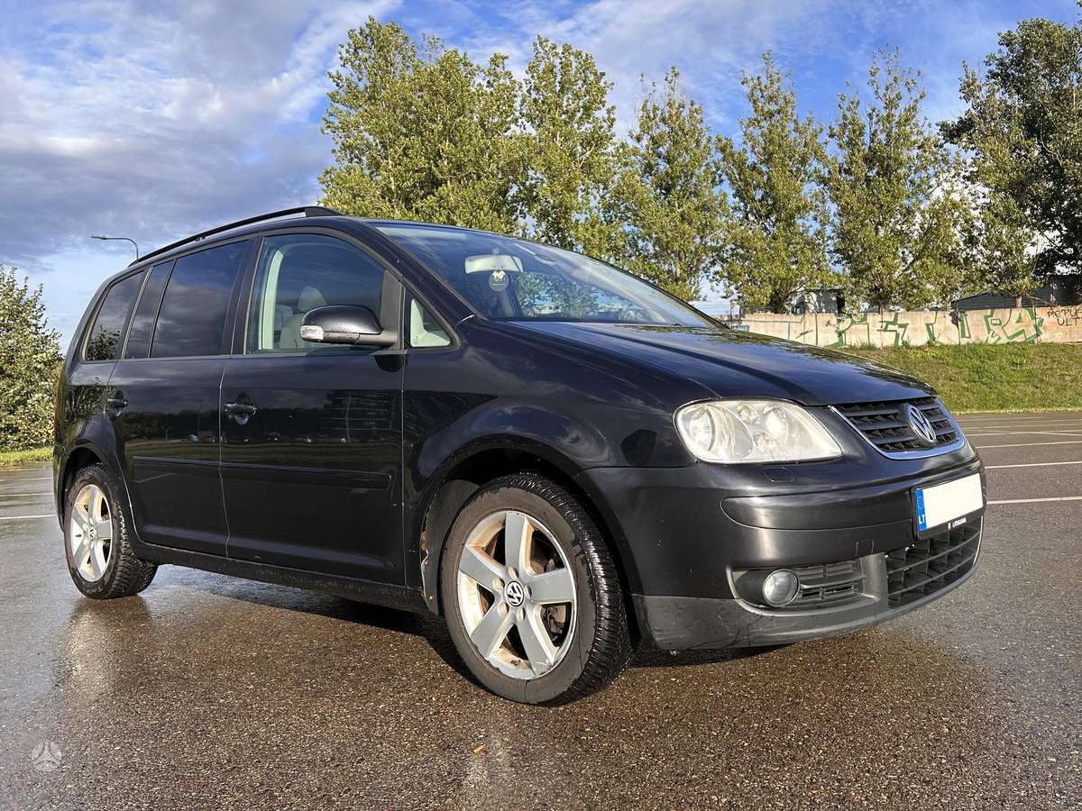 Volkswagen Touran 2006 — rear view