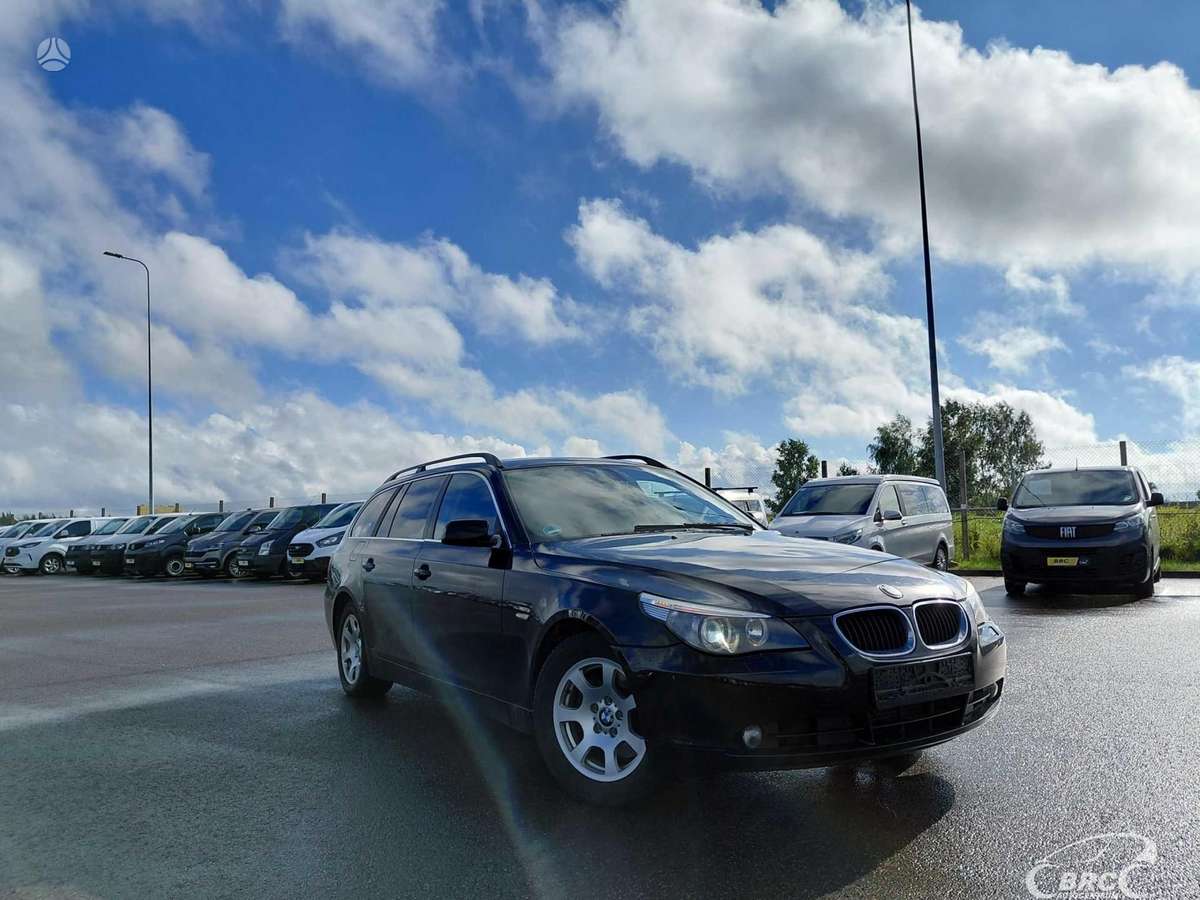 BMW 530 2004 — салон