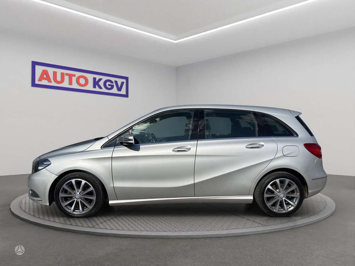 Mercedes-Benz B180 2013 — rear view