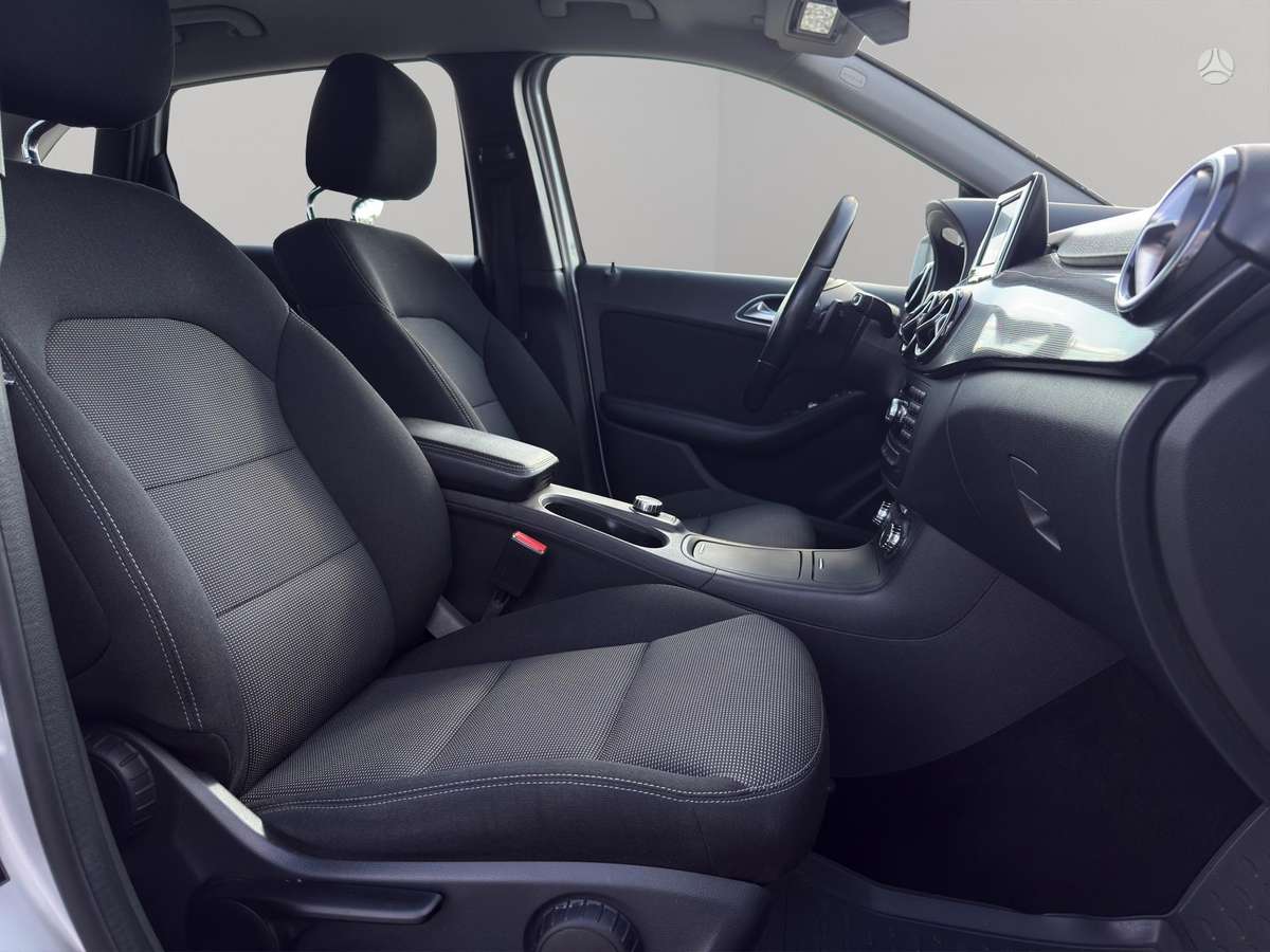 Mercedes-Benz B180 2013 — photo 8