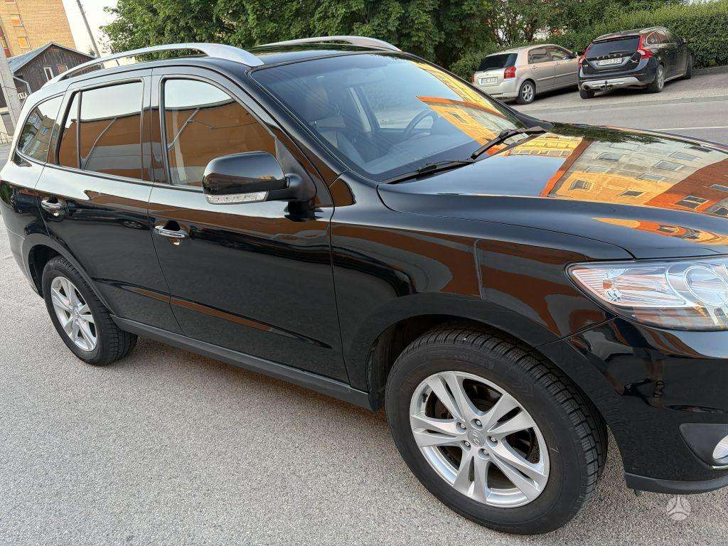 Hyundai Santa 2011 — rear view