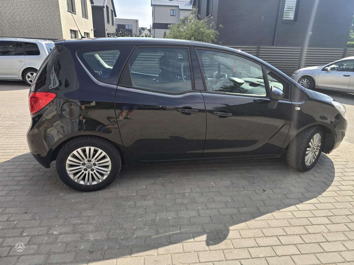 Opel Meriva 2012 — вигляд ззаду