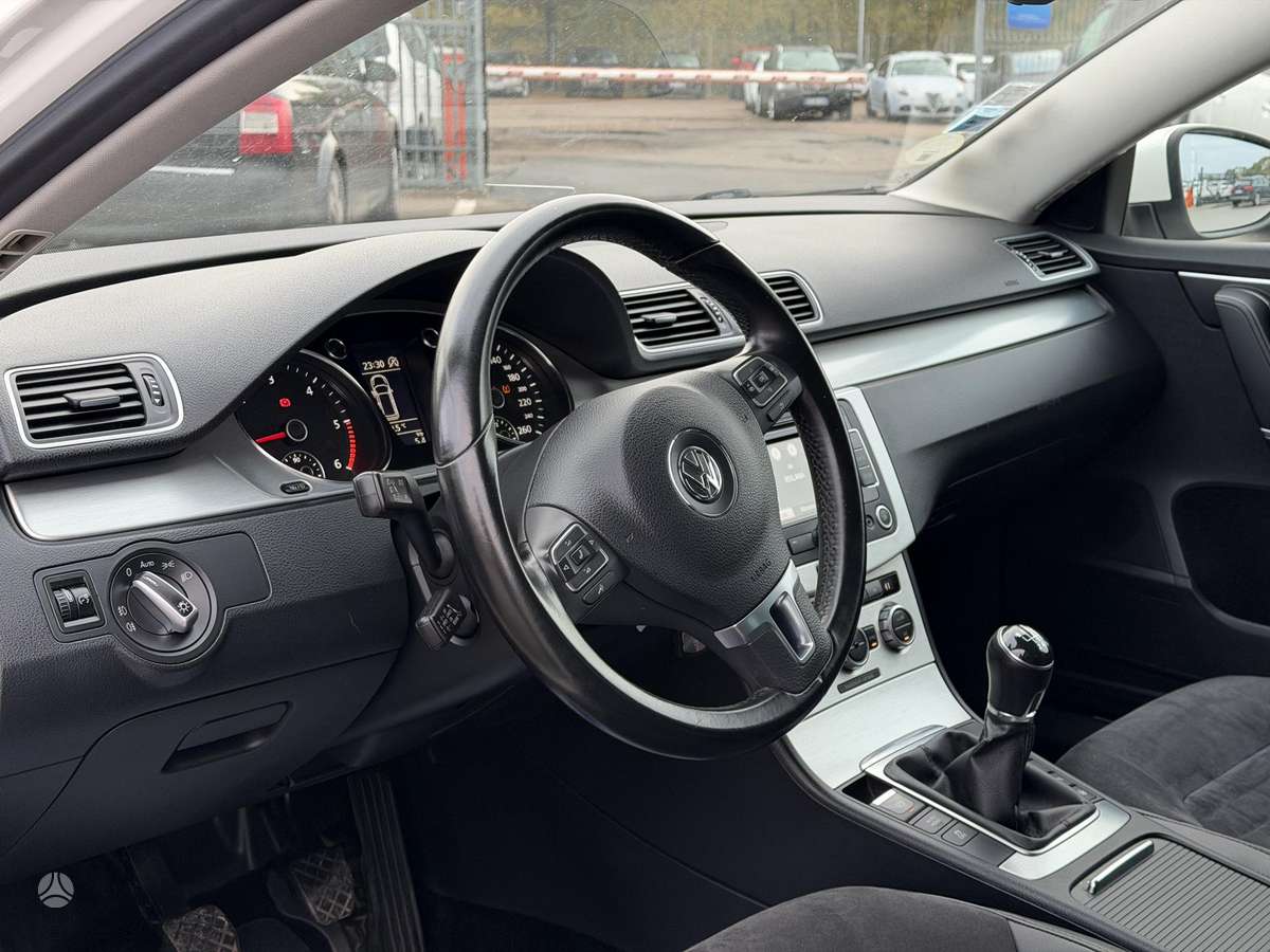 Volkswagen Passat 2013 — photo 19