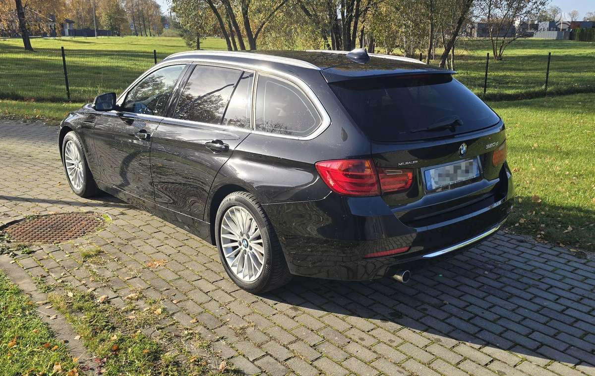 BMW 320 2012 — салон