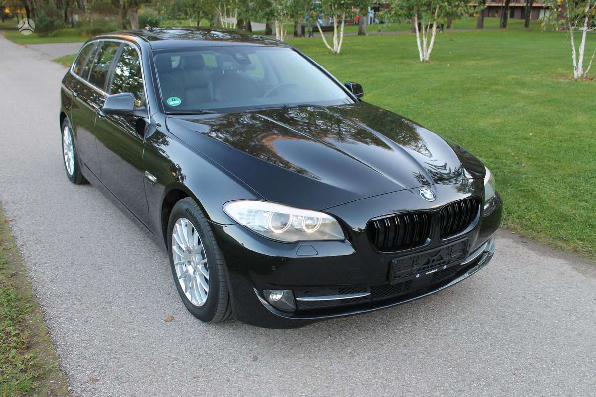 BMW 520 2013 — вигляд ззаду