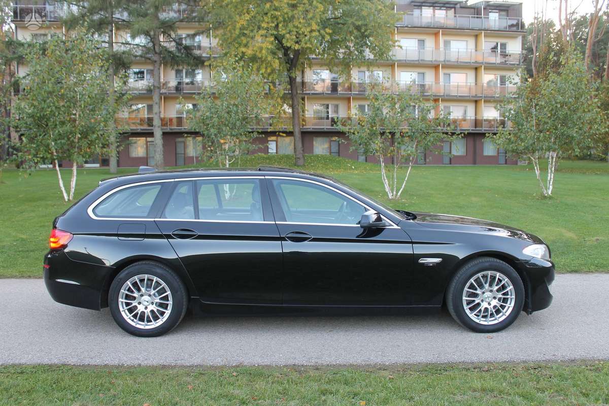 BMW 520 2013 — салон